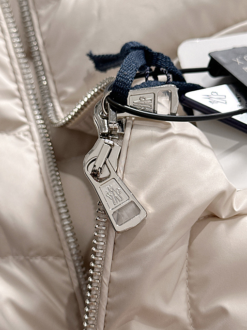 モンクレールスーパーコピー 軽量ダウンジャケット