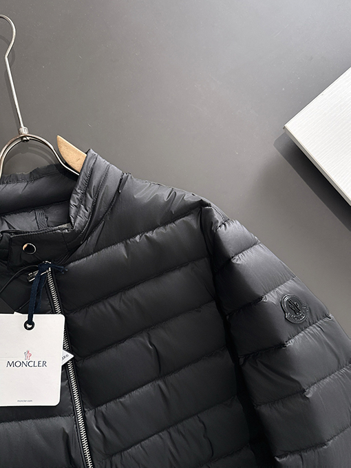 モンクレールスーパーコピー 軽量ダウンジャケット