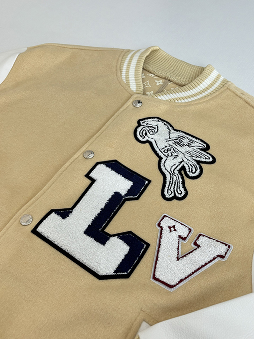 ルイヴィトン ペガサスのフロック刺繍入りペガサスベースボールジャケット