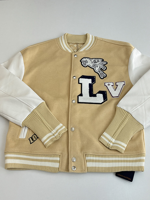 ルイヴィトン ペガサスのフロック刺繍入りペガサスベースボールジャケット