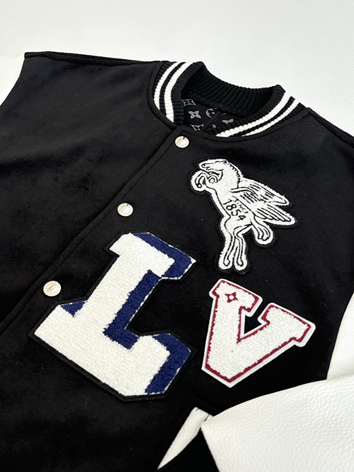 ルイヴィトン ペガサスのフロック刺繍入りペガサスベースボールジャケット