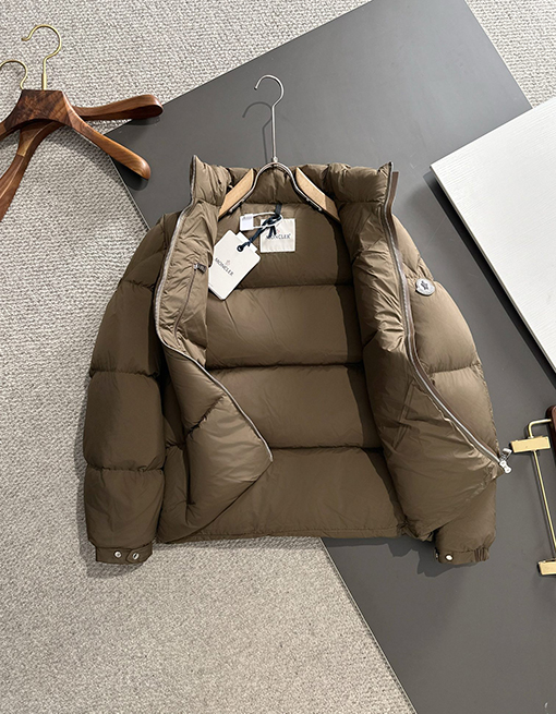 モンクレール レザー調ショートパーカーダウンジャケット