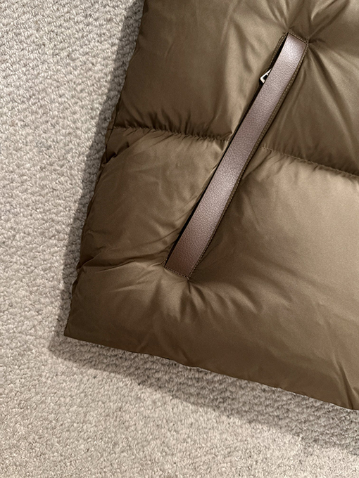 モンクレール レザー調ショートパーカーダウンジャケット