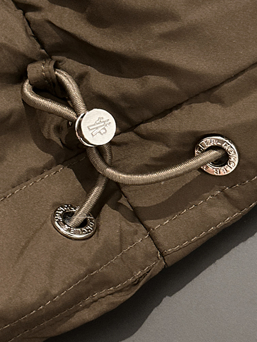 モンクレール レザー調ショートパーカーダウンジャケット