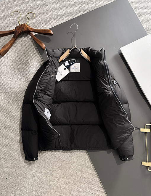 モンクレール レザー調ショートパーカーダウンジャケット