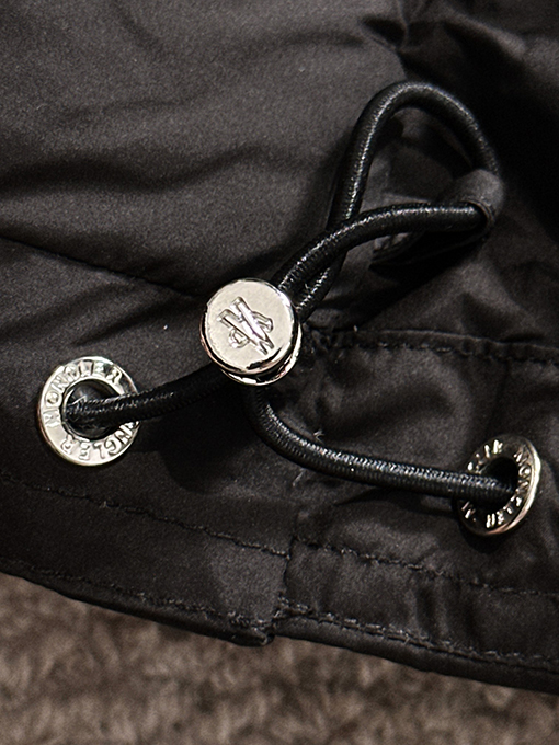 モンクレール レザー調ショートパーカーダウンジャケット