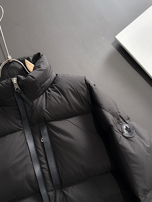 モンクレール レザー調ショートパーカーダウンジャケット