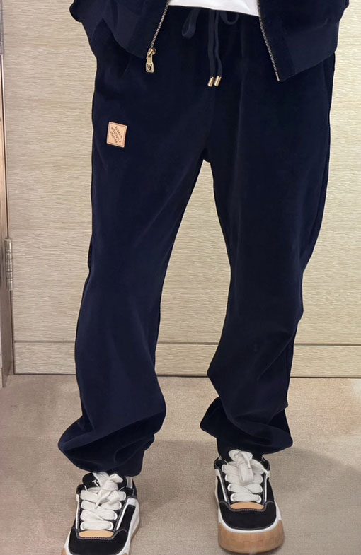 ルイヴィトンスーパーコピー レザーロゴコーデュロイパンツ