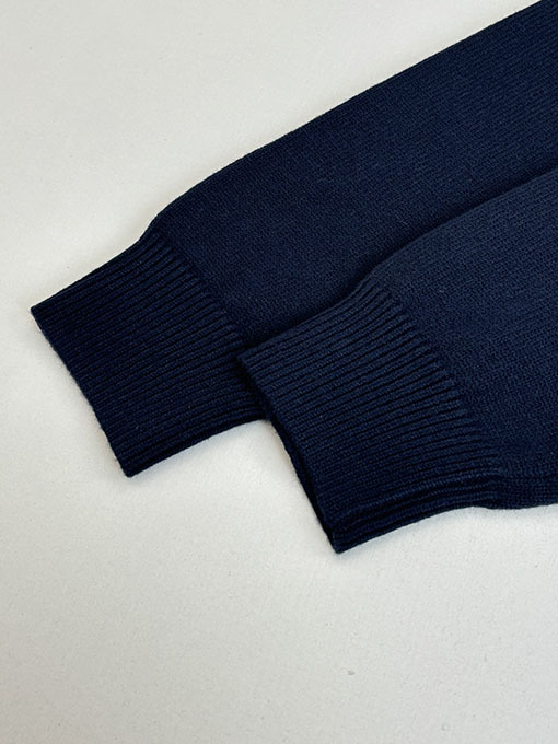 グッチ 無地カンガルーポケットレターロゴ刺繍ラウンドネックニットセーター