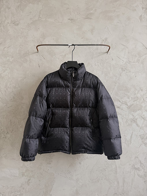 クロムハーツ 全面にクロスプリントとラインストーンのホットスタンプをしたスタイルのダウンジャケット