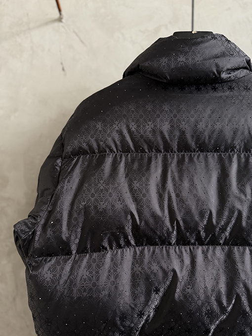 クロムハーツ 全面にクロスプリントとラインストーンのホットスタンプをしたスタイルのダウンジャケット