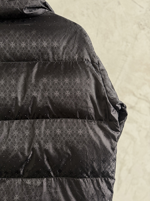 クロムハーツ 全面にクロスプリントとラインストーンのホットスタンプをしたスタイルのダウンジャケット
