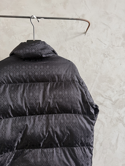 クロムハーツ 全面にクロスプリントとラインストーンのホットスタンプをしたスタイルのダウンジャケット