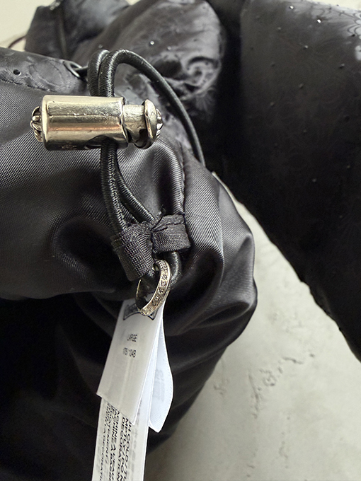 クロムハーツ 全面にクロスプリントとラインストーンのホットスタンプをしたスタイルのダウンジャケット