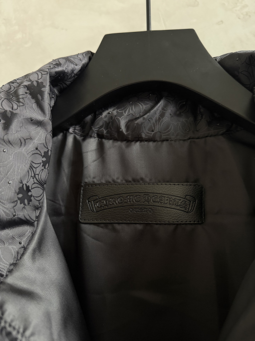 クロムハーツ 全面にクロスプリントとラインストーンのホットスタンプをしたスタイルのダウンジャケット