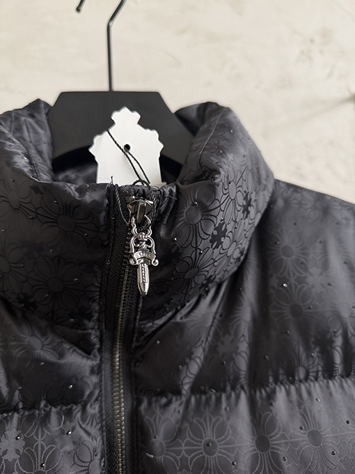 クロムハーツ 全面にクロスプリントとラインストーンのホットスタンプをしたスタイルのダウンジャケット