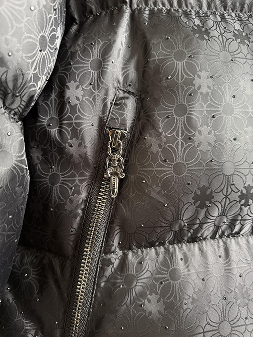 クロムハーツ 全面にクロスプリントとラインストーンのホットスタンプをしたスタイルのダウンジャケット