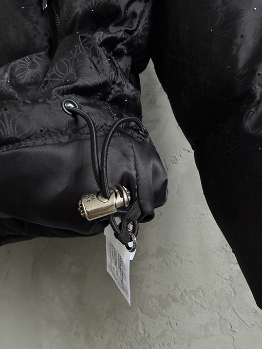 クロムハーツ 全面にクロスプリントとラインストーンのホットスタンプをしたスタイルのダウンジャケット