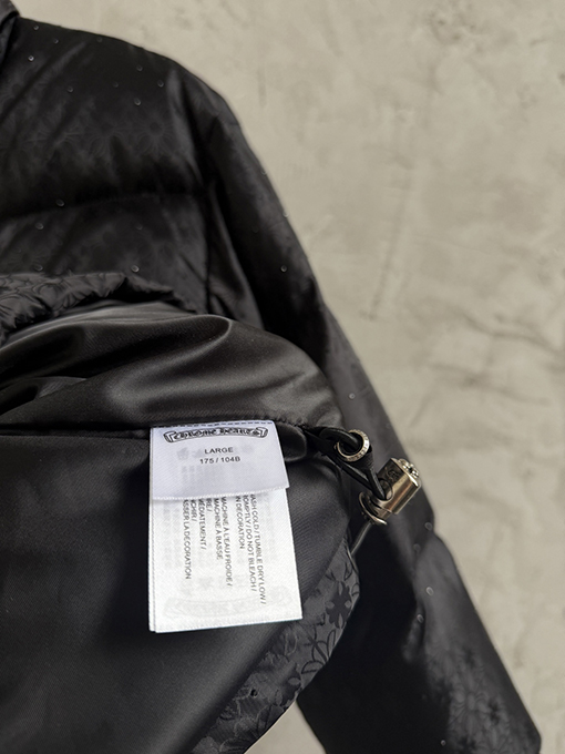 クロムハーツ 全面にクロスプリントとラインストーンのホットスタンプをしたスタイルのダウンジャケット