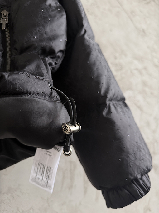 クロムハーツ 全面にクロスプリントとラインストーンのホットスタンプをしたスタイルのダウンジャケット