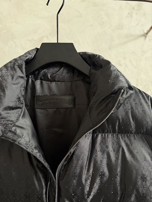 クロムハーツ 全面にクロスプリントとラインストーンのホットスタンプをしたスタイルのダウンジャケット