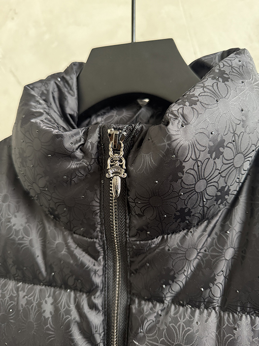 クロムハーツ 全面にクロスプリントとラインストーンのホットスタンプをしたスタイルのダウンジャケット