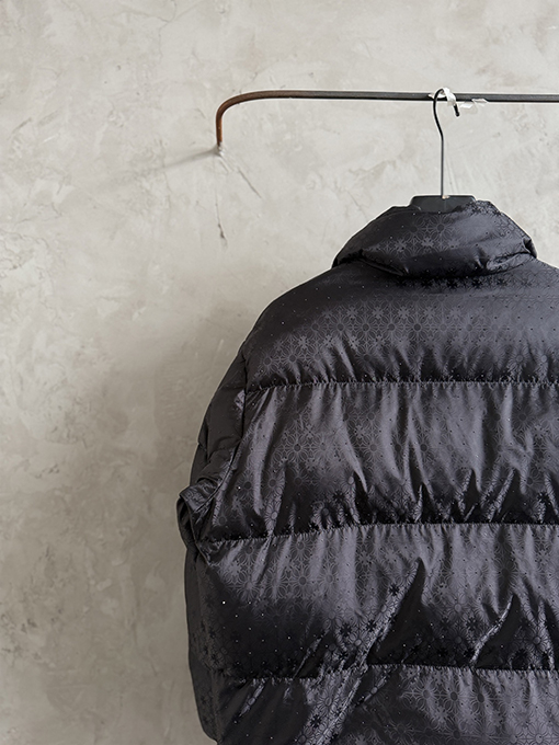 クロムハーツ 全面にクロスプリントとラインストーンのホットスタンプをしたスタイルのダウンジャケット