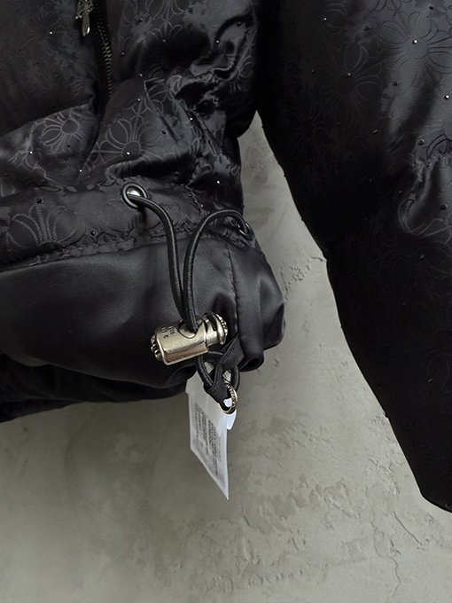 クロムハーツ 全面にクロスプリントとラインストーンのホットスタンプをしたスタイルのダウンジャケット