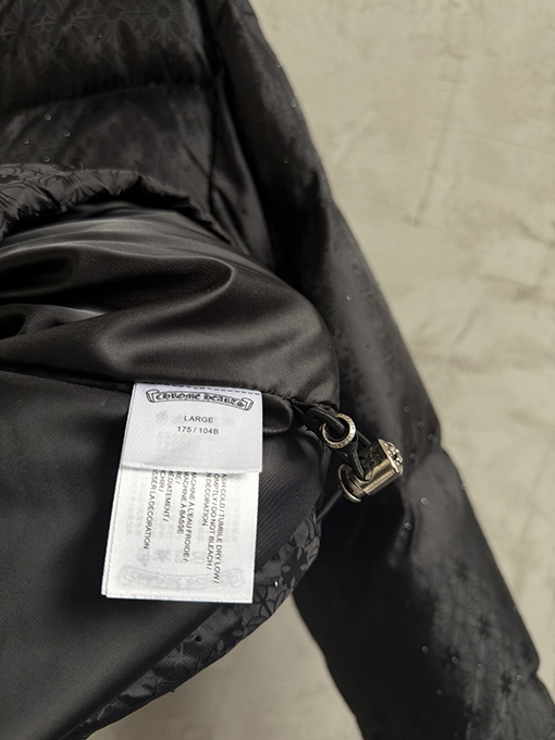 クロムハーツ 全面にクロスプリントとラインストーンのホットスタンプをしたスタイルのダウンジャケット