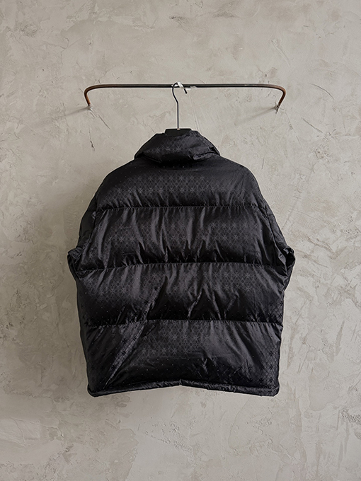 クロムハーツ 全面にクロスプリントとラインストーンのホットスタンプをしたスタイルのダウンジャケット