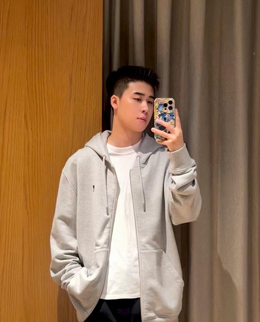 アミ ハート刺繍のジップアップジャケット