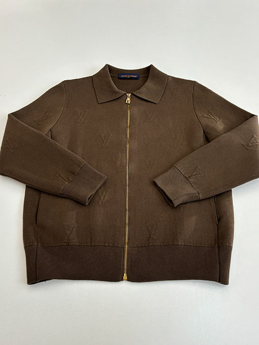 ルイヴィトン エンボスの襟付きジップアップニットカーディガン