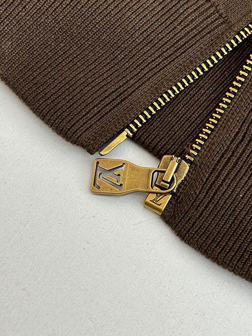 ルイヴィトン エンボスの襟付きジップアップニットカーディガン