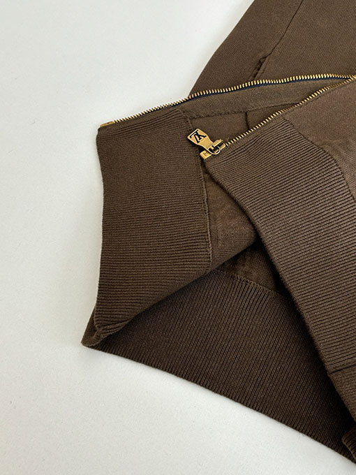 ルイヴィトン エンボスの襟付きジップアップニットカーディガン