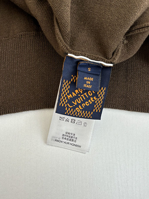 ルイヴィトン エンボスの襟付きジップアップニットカーディガン