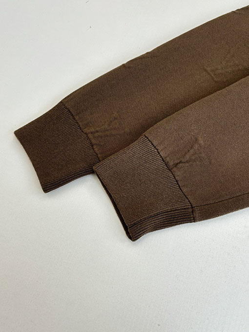 ルイヴィトン エンボスの襟付きジップアップニットカーディガン