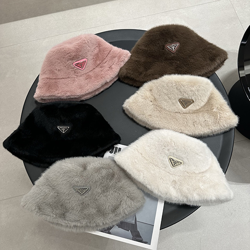 プラダ 逆三角形のロゴが入ったレザーの漁師帽