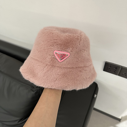 プラダ 逆三角形のロゴが入ったレザーの漁師帽