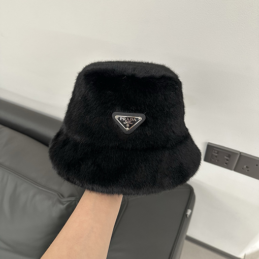 プラダ 逆三角形のロゴが入ったレザーの漁師帽