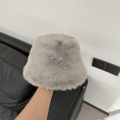 プラダ 逆三角形のロゴが入ったレザーの漁師帽