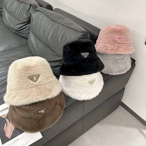 プラダ 逆三角形のロゴが入ったレザーの漁師帽