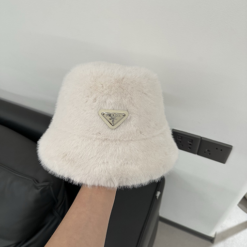 プラダ 逆三角形のロゴが入ったレザーの漁師帽