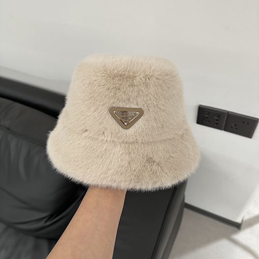 プラダ 逆三角形のロゴが入ったレザーの漁師帽