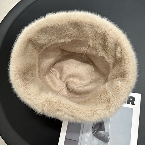 プラダ 逆三角形のロゴが入ったレザーの漁師帽