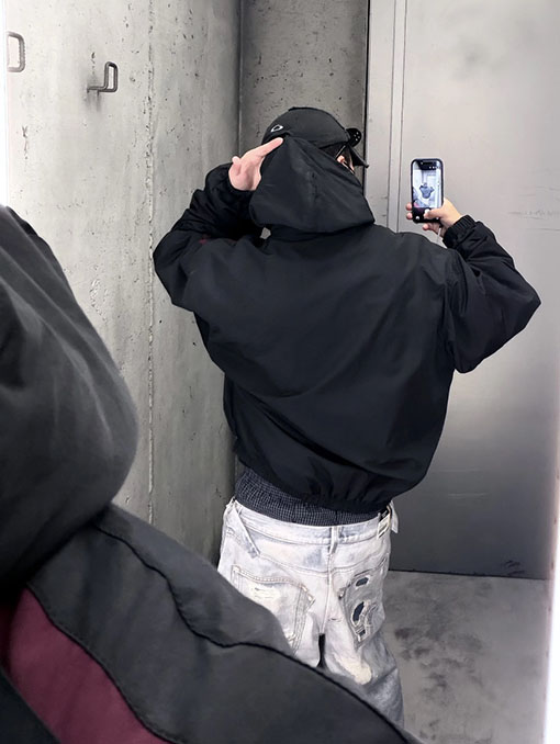 バレンシアガ BALENCIAGA 黒と赤のカラーブロックリバーシブルジップアップジャケット