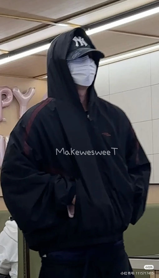 バレンシアガ BALENCIAGA 黒と赤のカラーブロックリバーシブルジップアップジャケット