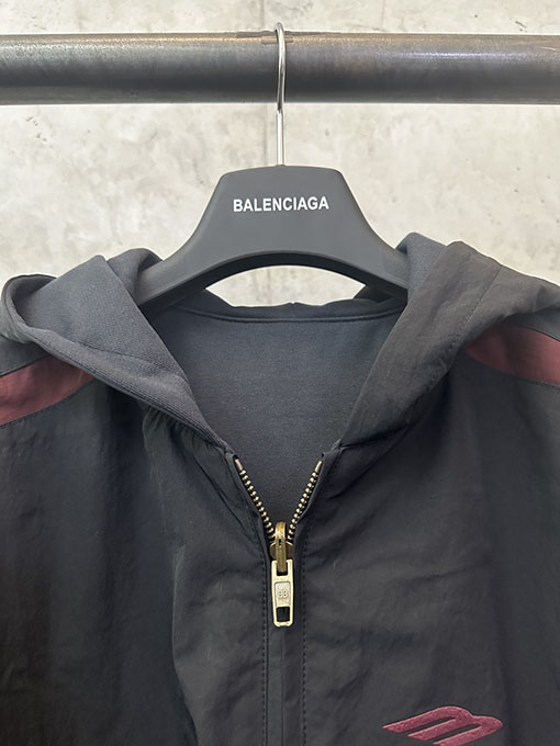 バレンシアガ BALENCIAGA 黒と赤のカラーブロックリバーシブルジップアップジャケット