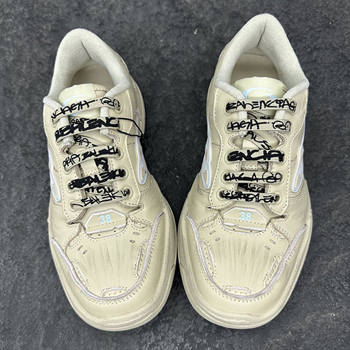 バレンシアガ Balenciaga HAMPTONS WORN-OUT ミディアムダメージスニーカー