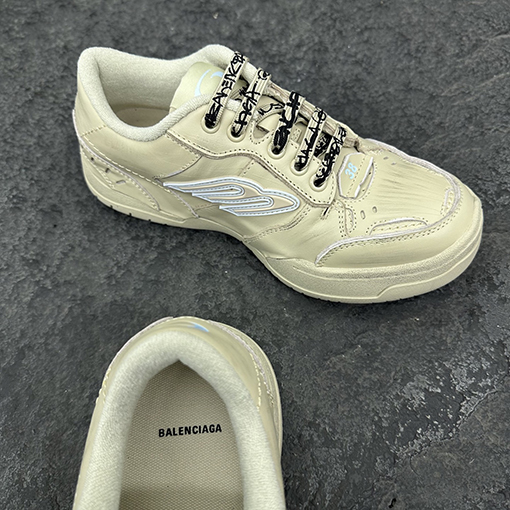 バレンシアガ Balenciaga HAMPTONS WORN-OUT ミディアムダメージスニーカー