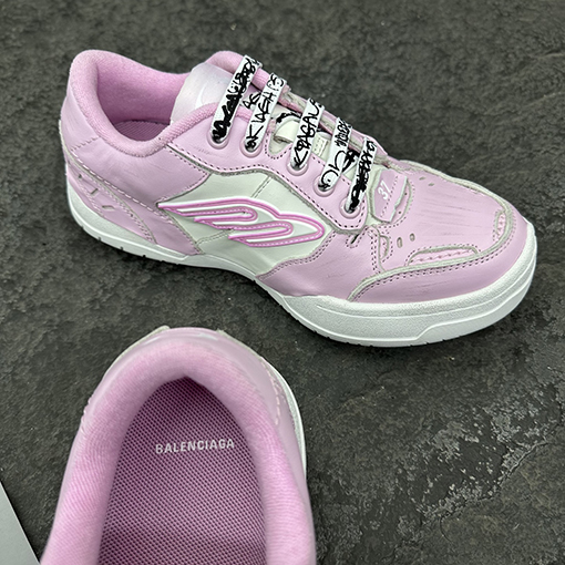 バレンシアガ Balenciaga HAMPTONS WORN-OUT ミディアムダメージスニーカー